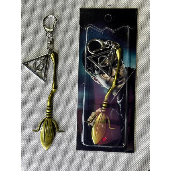 LLAVERO HARRY POTTER ESCOBA + RELIQUIA PLATA #07
