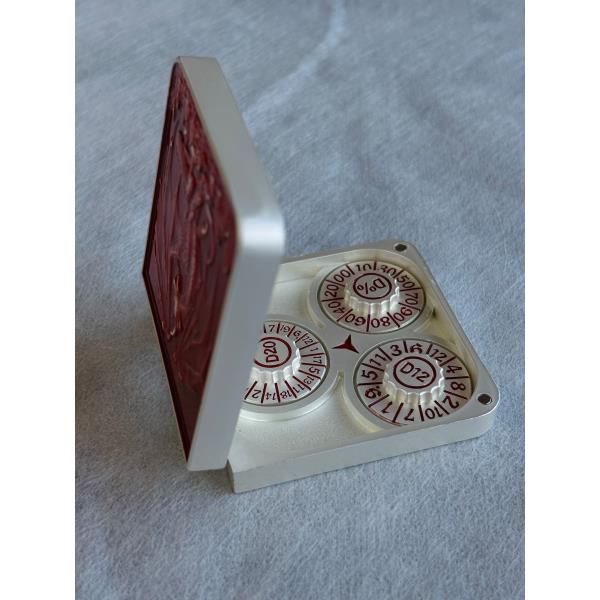 SET DE DADOS METALICOS SPINNER CON ESTUCHE SIMIL CUERO #05 ROJO