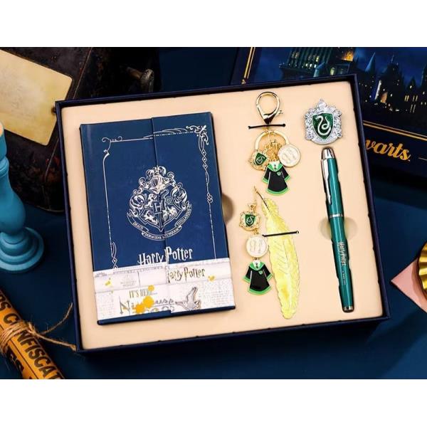 CUADERNO HARRY POTTER  + BOLIGRAFO + MARCA PAGINAS CON FORMA DE PLUMA SLYTHERIN