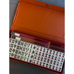 JUEGO MAHJONG 144PCS TRADICIONAL CAJA ROJA 28-12 CM FICHA 2X1.5X1 CM CON PORTA FICHA
