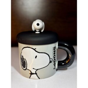 TAZA CERÁMICA SNOOPY #04 CON TAPA DE SILICONA EN CAJA