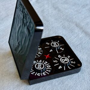 SET DE DADOS METALICOS SPINNER CON ESTUCHE SIMIL CUERO #02 VERDE OSCURO