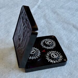 SET DE DADOS METALICOS SPINNER CON ESTUCHE SIMIL CUERO #03 BORDO