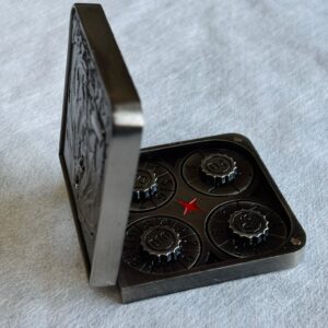 SET DE DADOS METALICOS SPINNER CON ESTUCHE SIMIL CUERO #04 PLATEADO