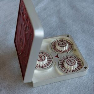 SET DE DADOS METALICOS SPINNER CON ESTUCHE SIMIL CUERO #05 ROJO