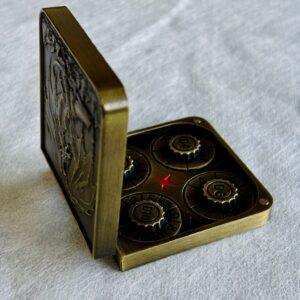 SET DE DADOS METALICOS SPINNER CON ESTUCHE SIMIL CUERO #06 DORADO