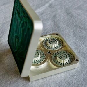 SET DE DADOS METALICOS SPINNER CON ESTUCHE SIMIL CUERO #07 VERDE CLARO
