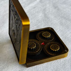 SET DE DADOS METALICOS SPINNER CON ESTUCHE SIMIL CUERO #08 BRONCE