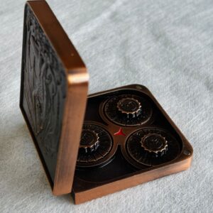 SET DE DADOS METALICOS SPINNER CON ESTUCHE SIMIL CUERO #09 COBRE