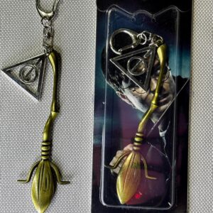 LLAVERO HARRY POTTER ESCOBA + RELIQUIA PLATA #07