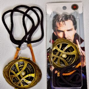 COLGANTE DR. STRANGE BRILLA EN OSCURIDAD DORADO