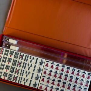 JUEGO MAHJONG 144PCS TRADICIONAL CAJA ROJA 28-12 CM FICHA 2X1.5X1 CM CON PORTA FICHA