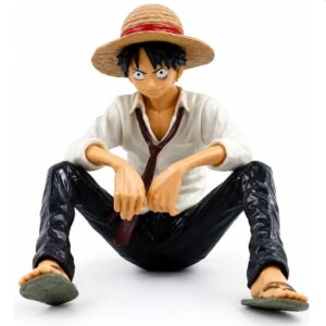 FIGURA ONE PIECE LUFFY SENTADO CON CAMISA BLANCA