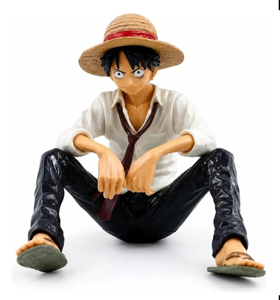 FIGURA ONE PIECE LUFFY SENTADO CON CAMISA BLANCA