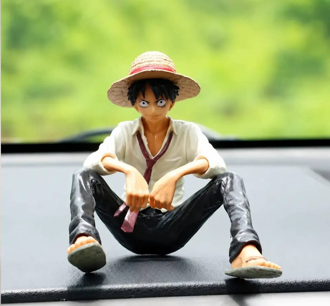 FIGURA ONE PIECE LUFFY SENTADO CON CAMISA BLANCA
