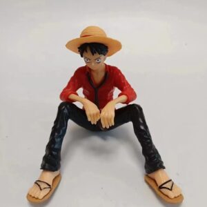 FIGURA ONE PIECE LUFFY SENTADO CON CAMISA ROJA