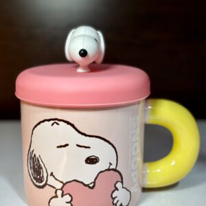 TAZA CERÁMICA SNOOPY #02 CON TAPA DE SILICONA EN CAJA