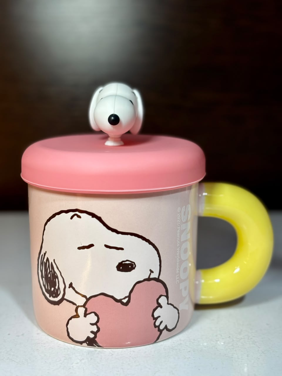 TAZA CERÁMICA SNOOPY #02 CON TAPA DE SILICONA EN CAJA