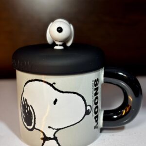 TAZA CERÁMICA SNOOPY #04 CON TAPA DE SILICONA EN CAJA